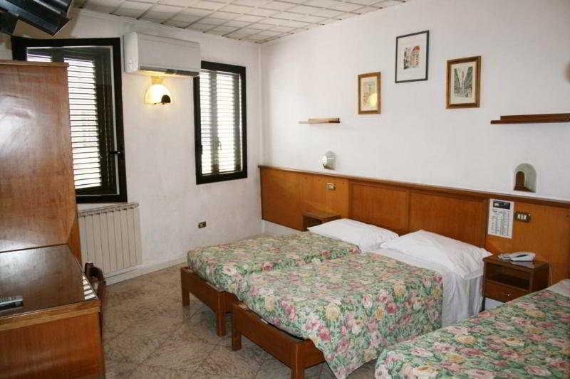 Hotel Lorena Флоренция Екстериор снимка